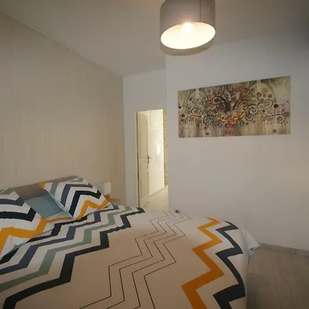 Apartment Lot Of Bed *